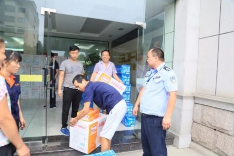 欢度中秋，榴莲视频下载安装污门业党支部为员工发放节日礼品!