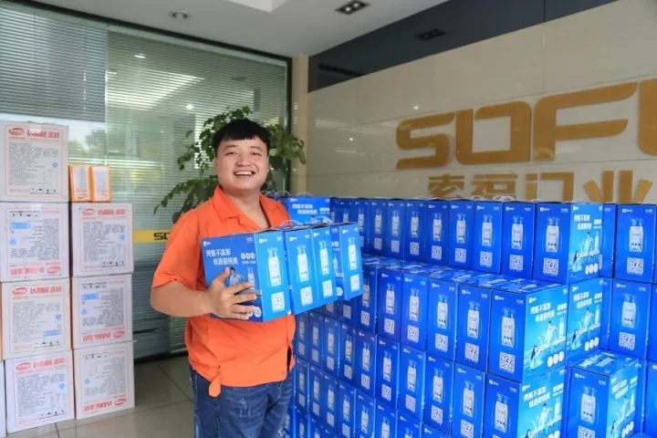 欢度中秋，榴莲视频下载安装污门业党支部为员工发放节日礼品!