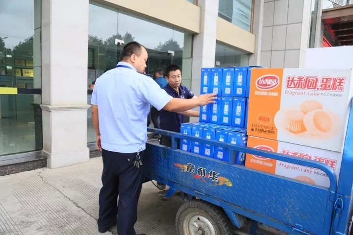 欢度中秋，榴莲视频下载安装污门业党支部为员工发放节日礼品!