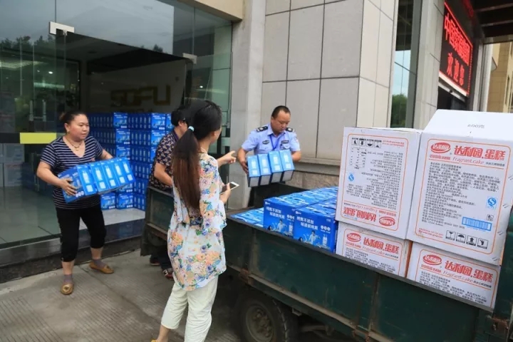 欢度中秋，榴莲视频下载安装污门业党支部为员工发放节日礼品!